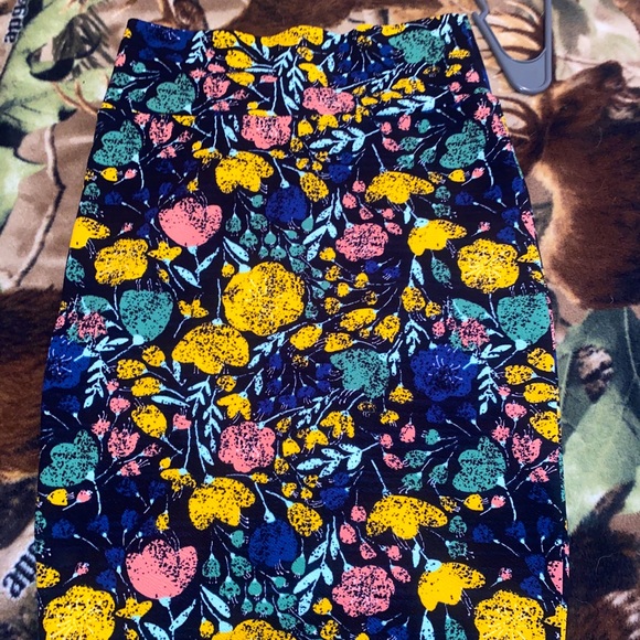 LulaRoe Cassie Skirt - Picture 1 of 2